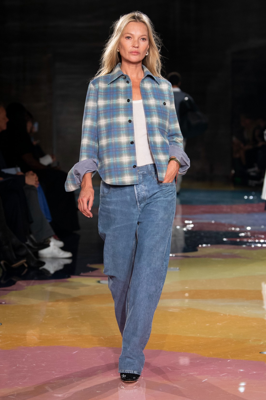 إطلالة كاجول عملية من دار Bottega Veneta