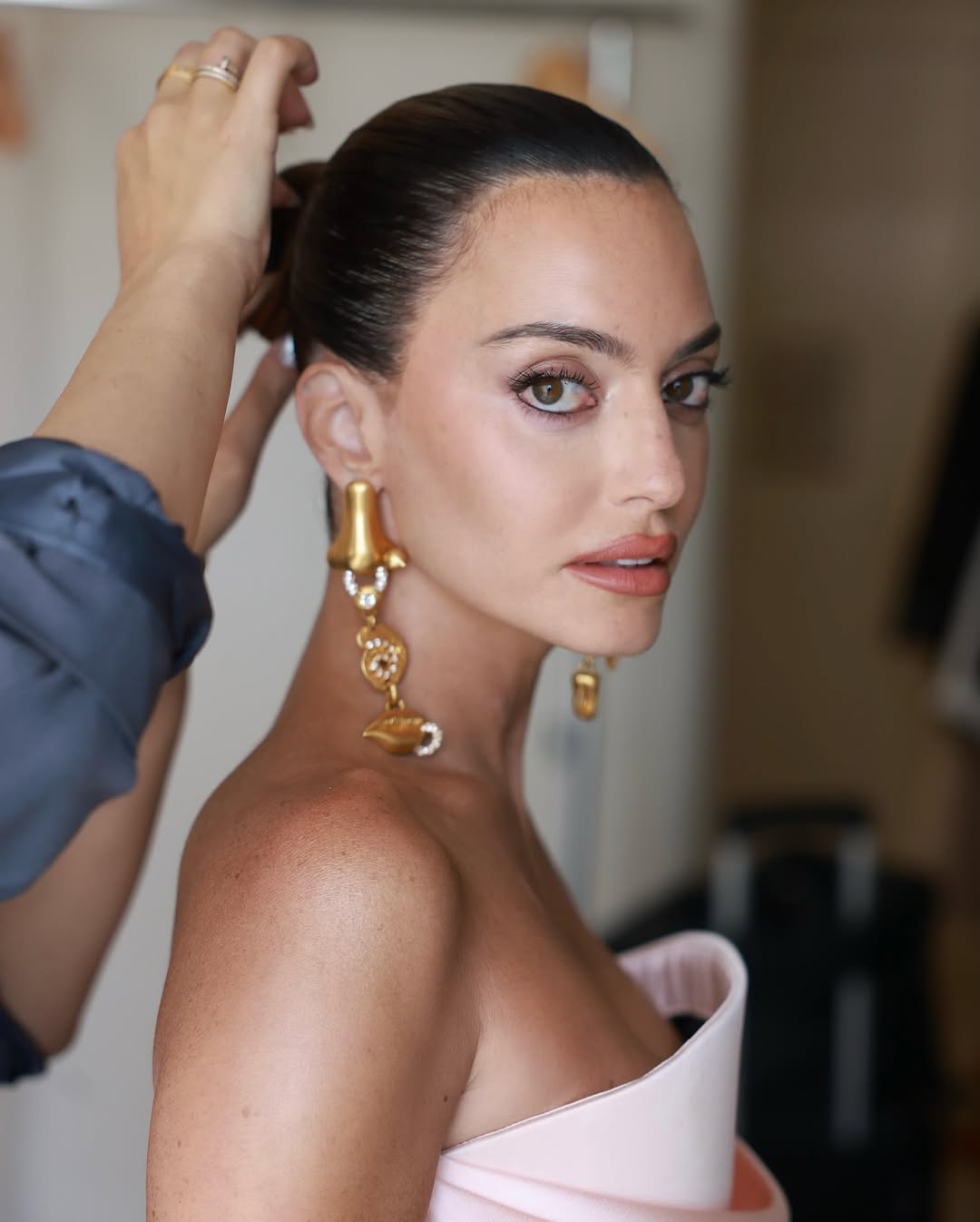 إطلالة كارن وازن بجمال ناعم بالمكياج الترابي