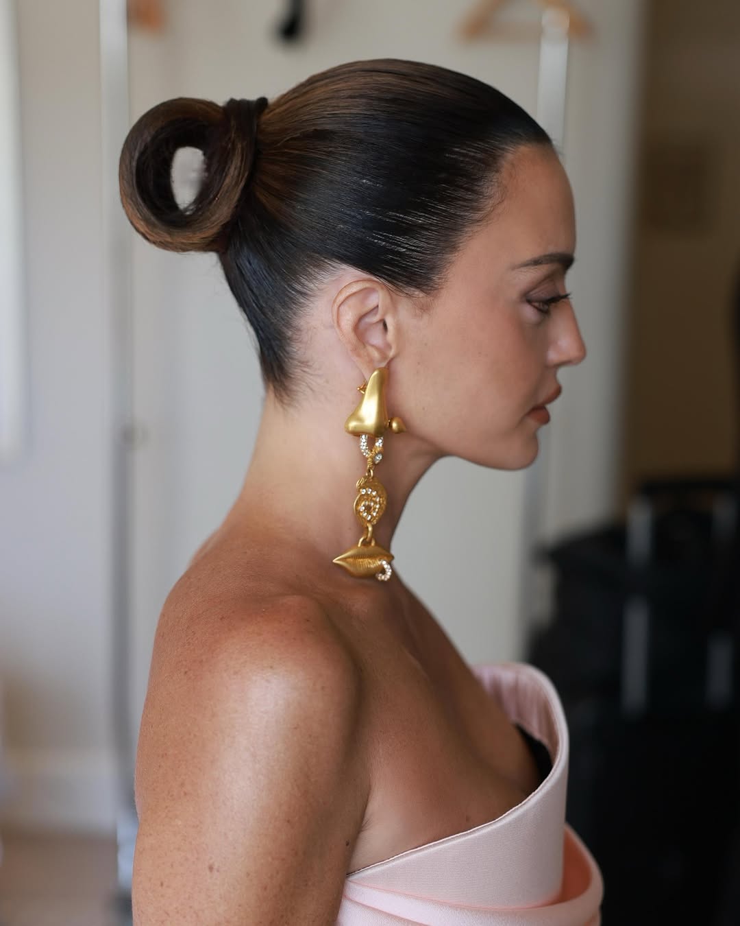 إطلالة كارن وازن بجمال ناعم بالمكياج الترابي