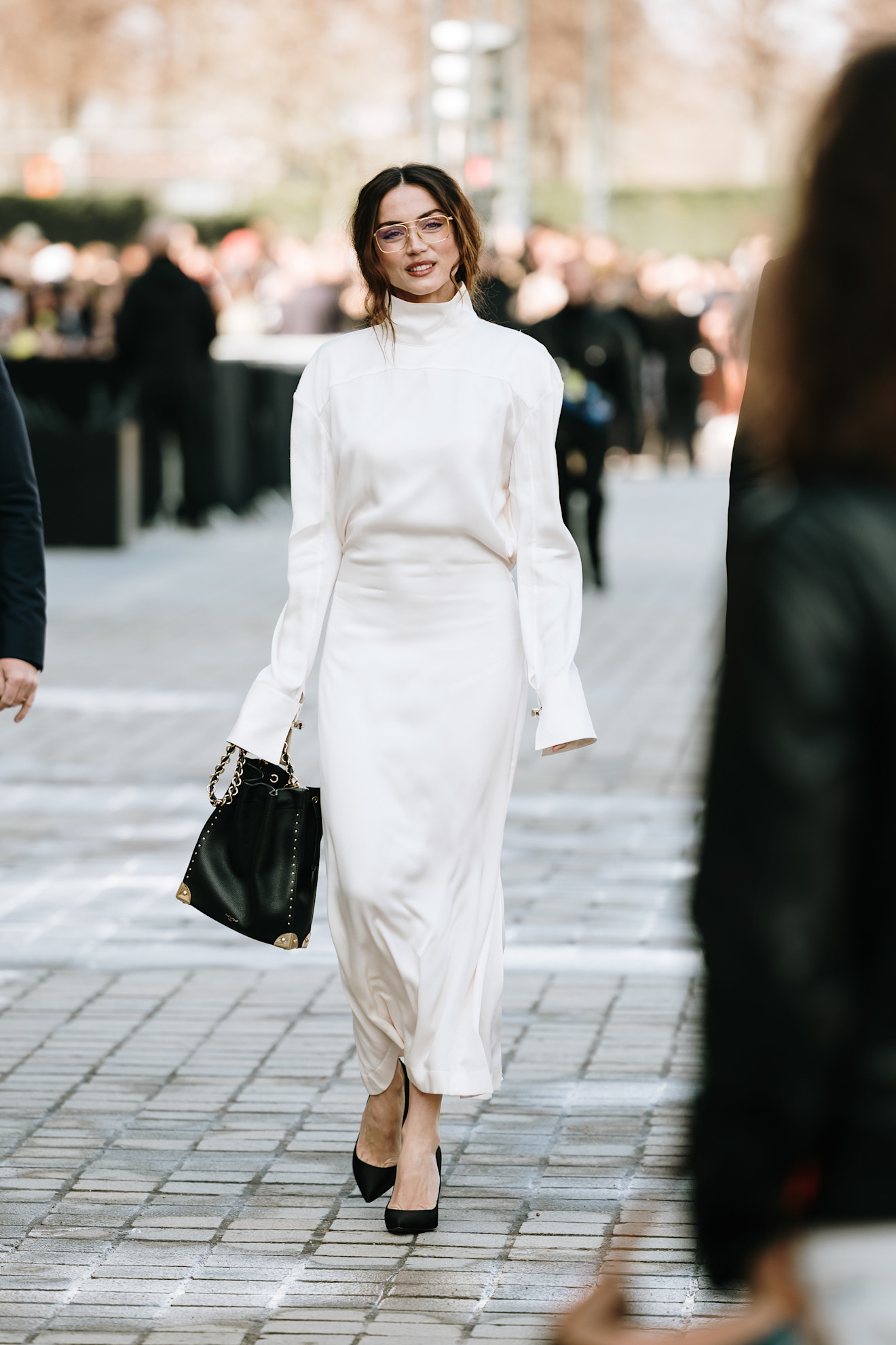 إطلالة كلاسيكية أنيقة باللون الأبيض من شوارع باريس