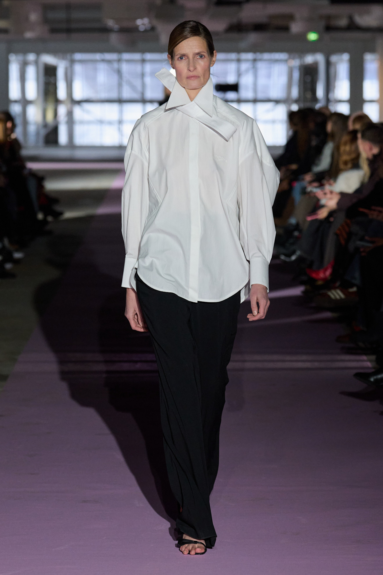 إطلالة كلاسيكية بقميص أبيض من ‏Forza