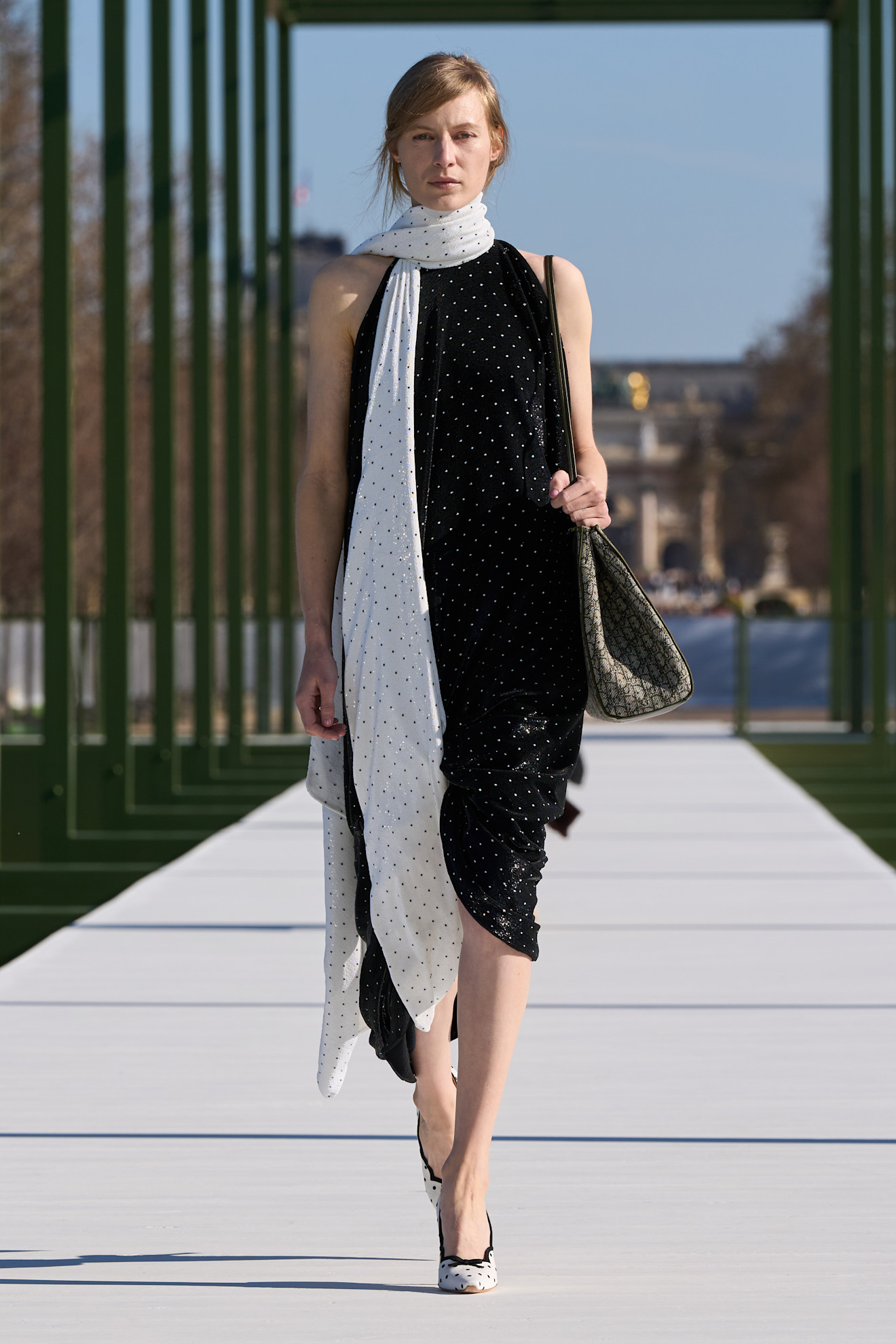 إطلالة كلاسيكية بنقشة البولكا دوت من Christian Dior