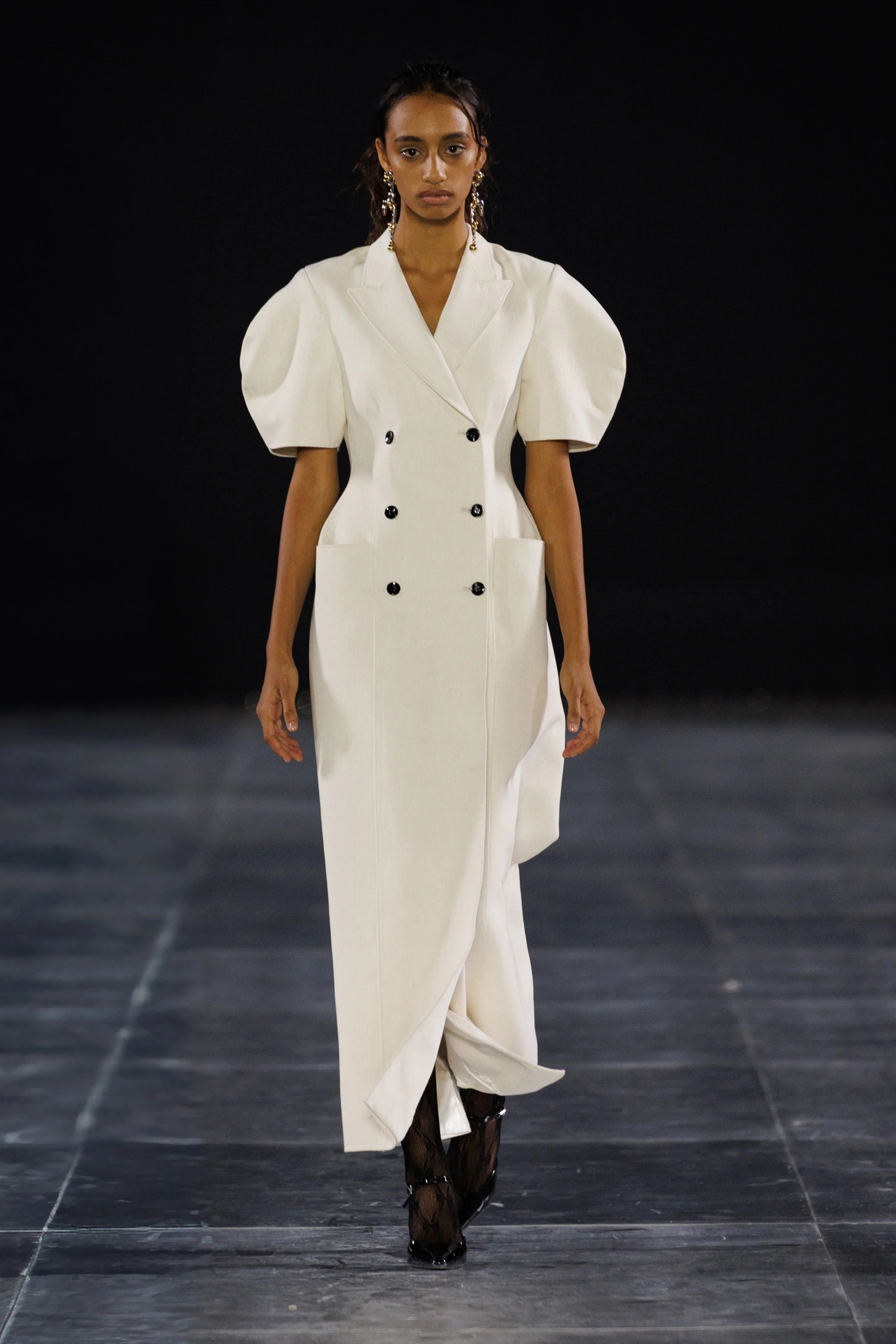 إطلالة كلاسيكية تمزج الماضي بالحاضر من Mona AlShebil