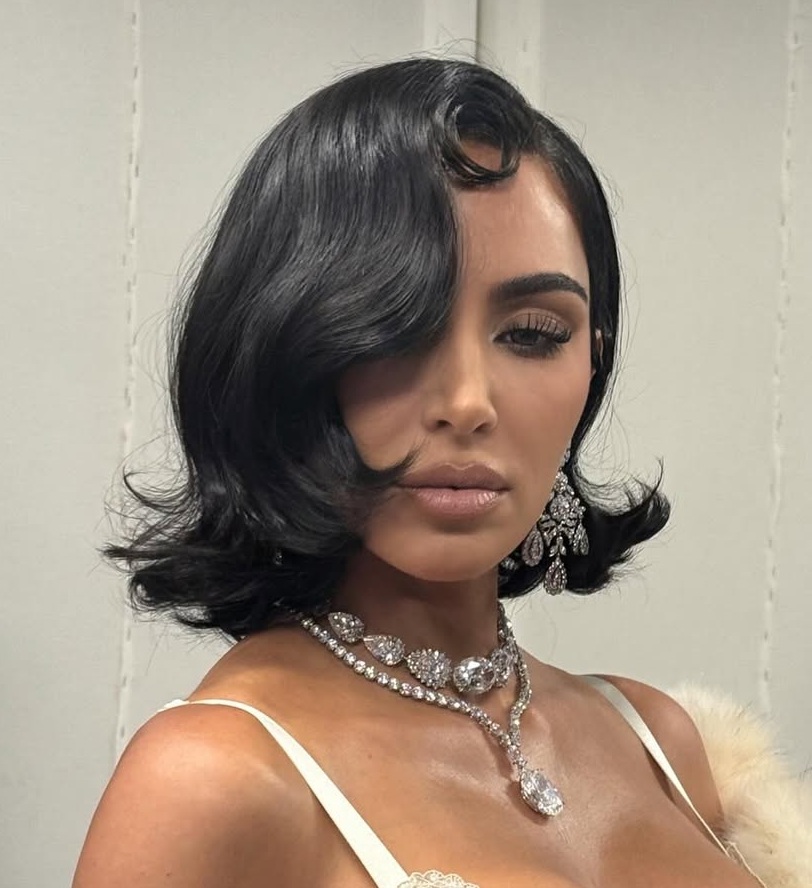 إطلالة كيم كارداشيان بتسريحات الشعر الكاريه والريترو