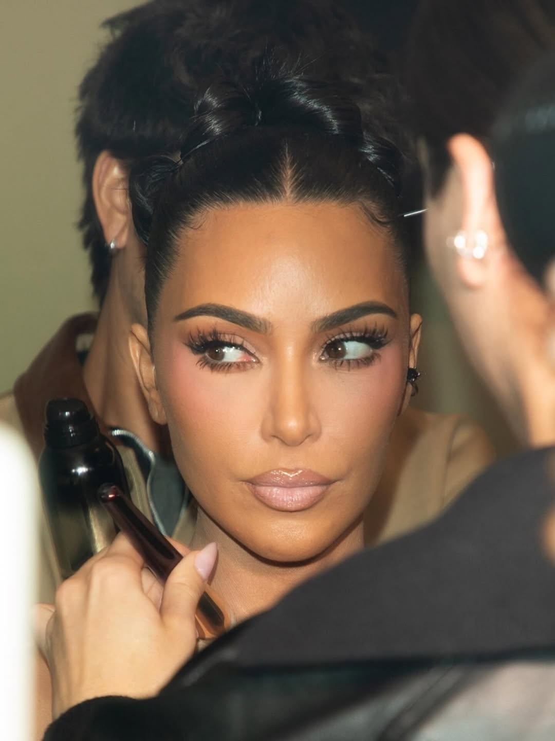 إطلالة كيم كارداشيان بخطوط الكحل السوداء