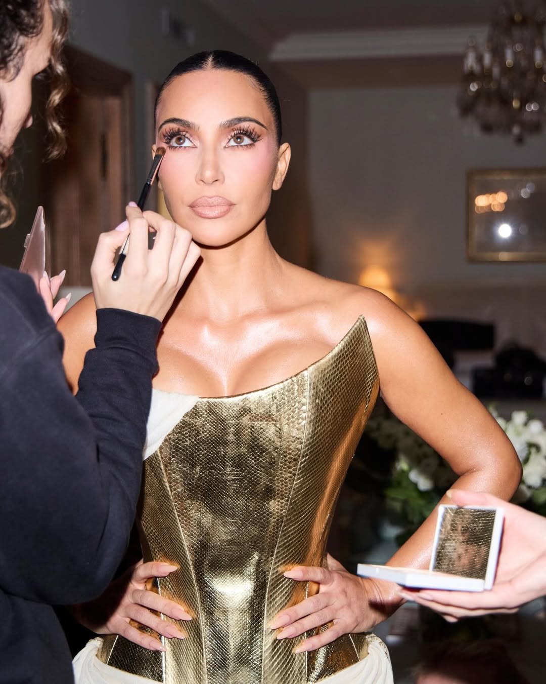 إطلالة كيم كارداشيان بطبقات الرموش الكثيفة