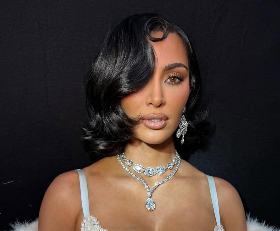 إطلالة كيم كارداشيان بقصة الشعر الكاريه مع الغرة الريترو- الصورة من حسابها على انستغرام