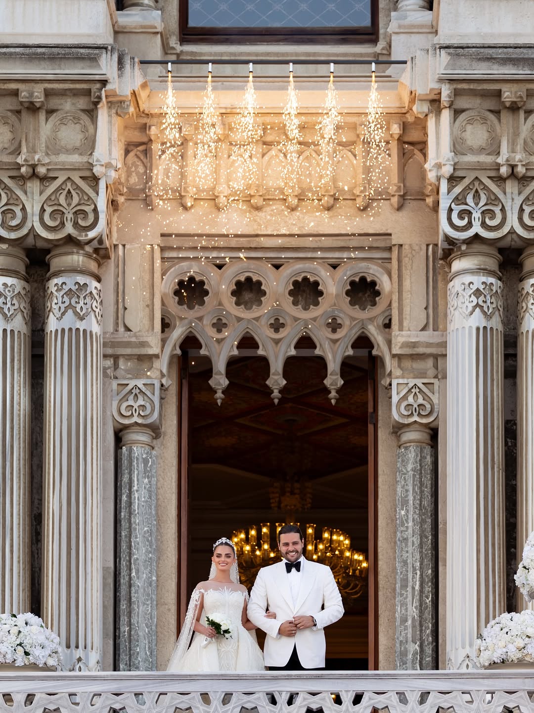 إطلالة كيناز حكيم وعريسها من الشرفة تستحضر إطلالة الثنائيات الملكية