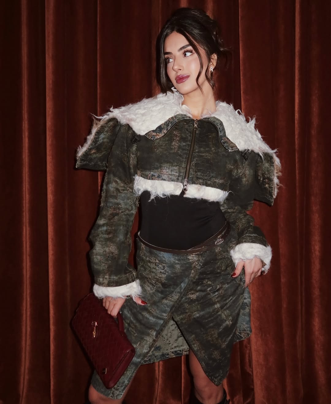 إطلالة لافتة للفنانة تيارا ماريا وهبي