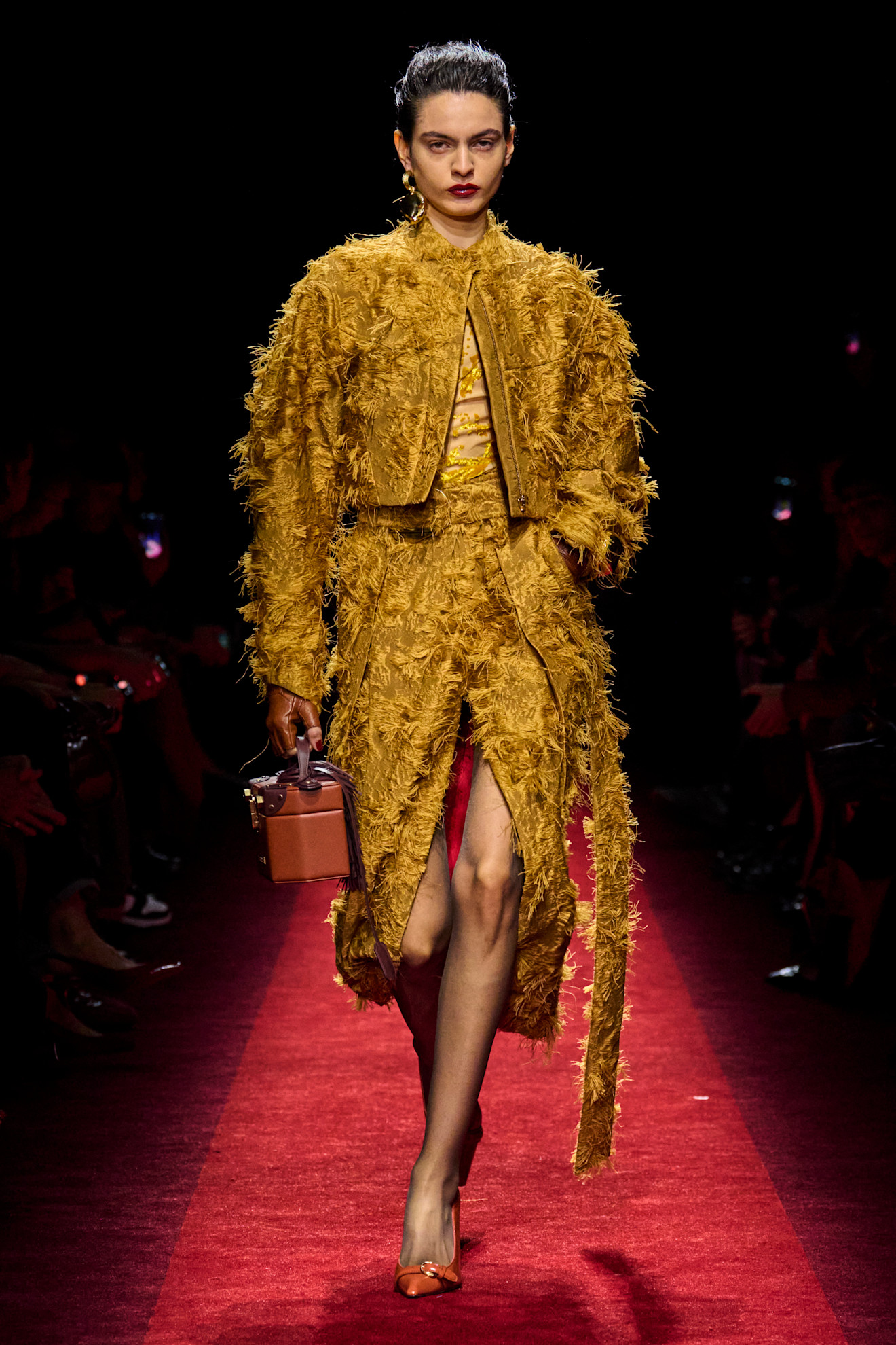 إطلالة لامعة باللون الذهبي من Ferrari