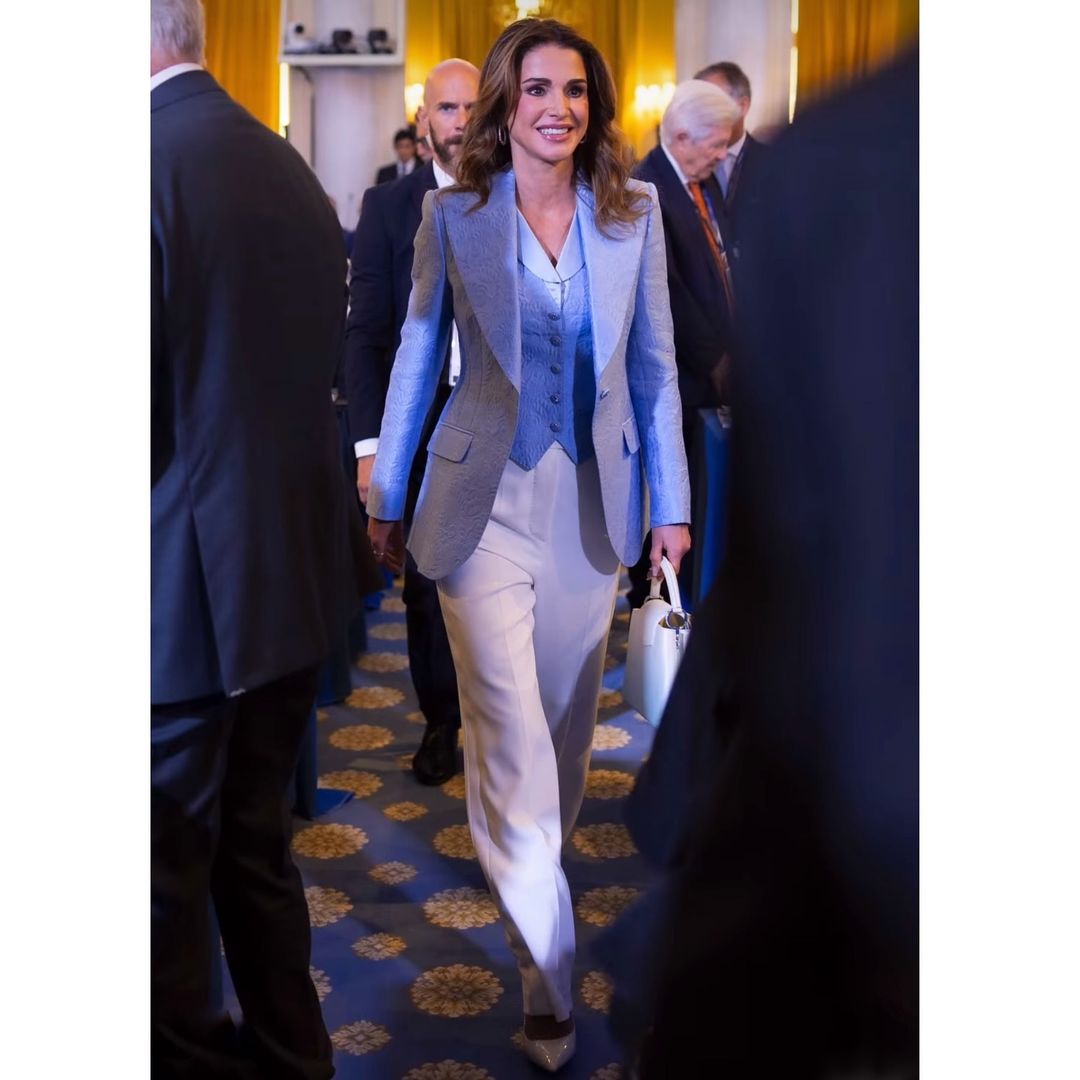 إطلالة للملكة رانيا باللونين الأزرق والأبيض