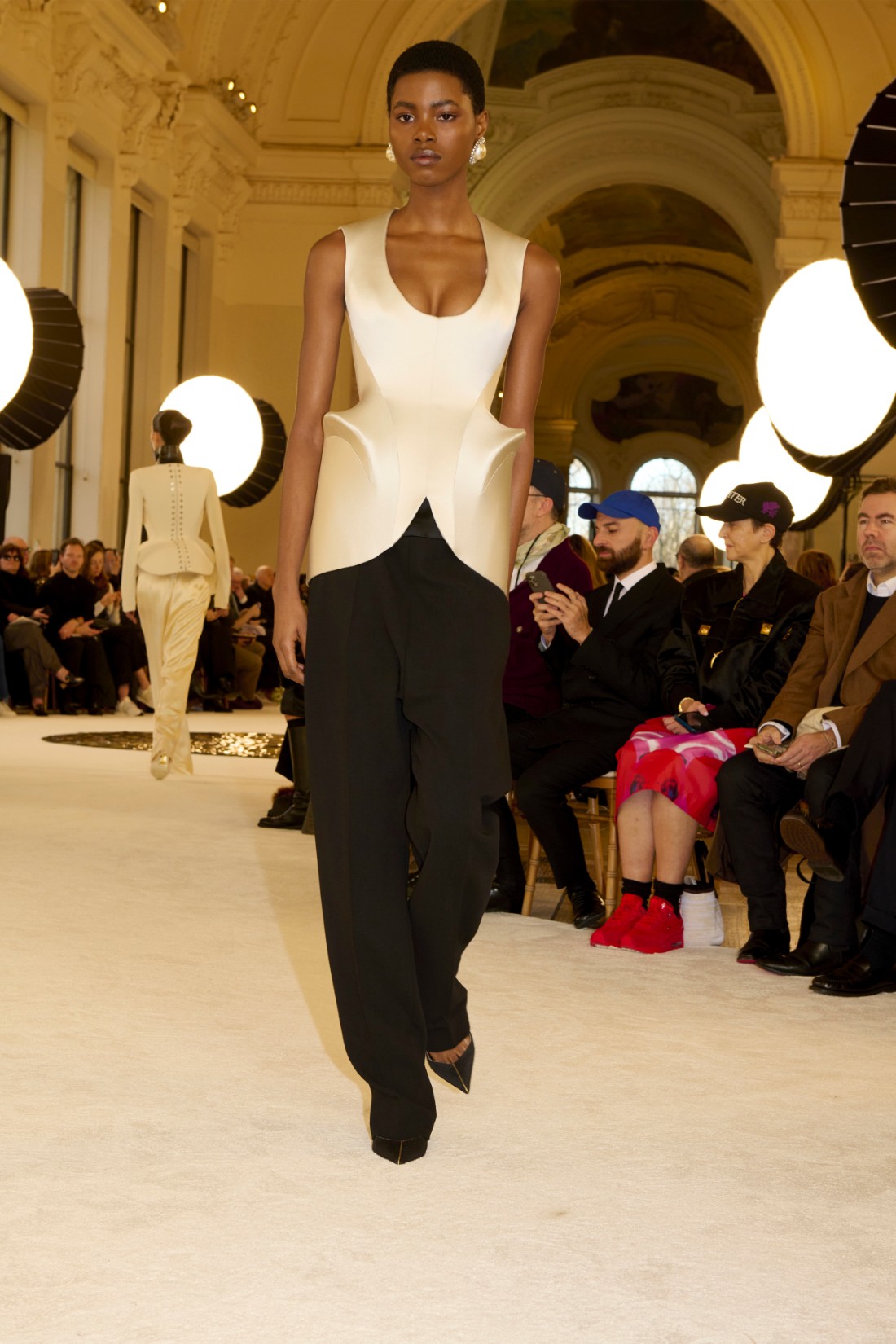 إطلالة مبهرة من تصميم Schiaparelli