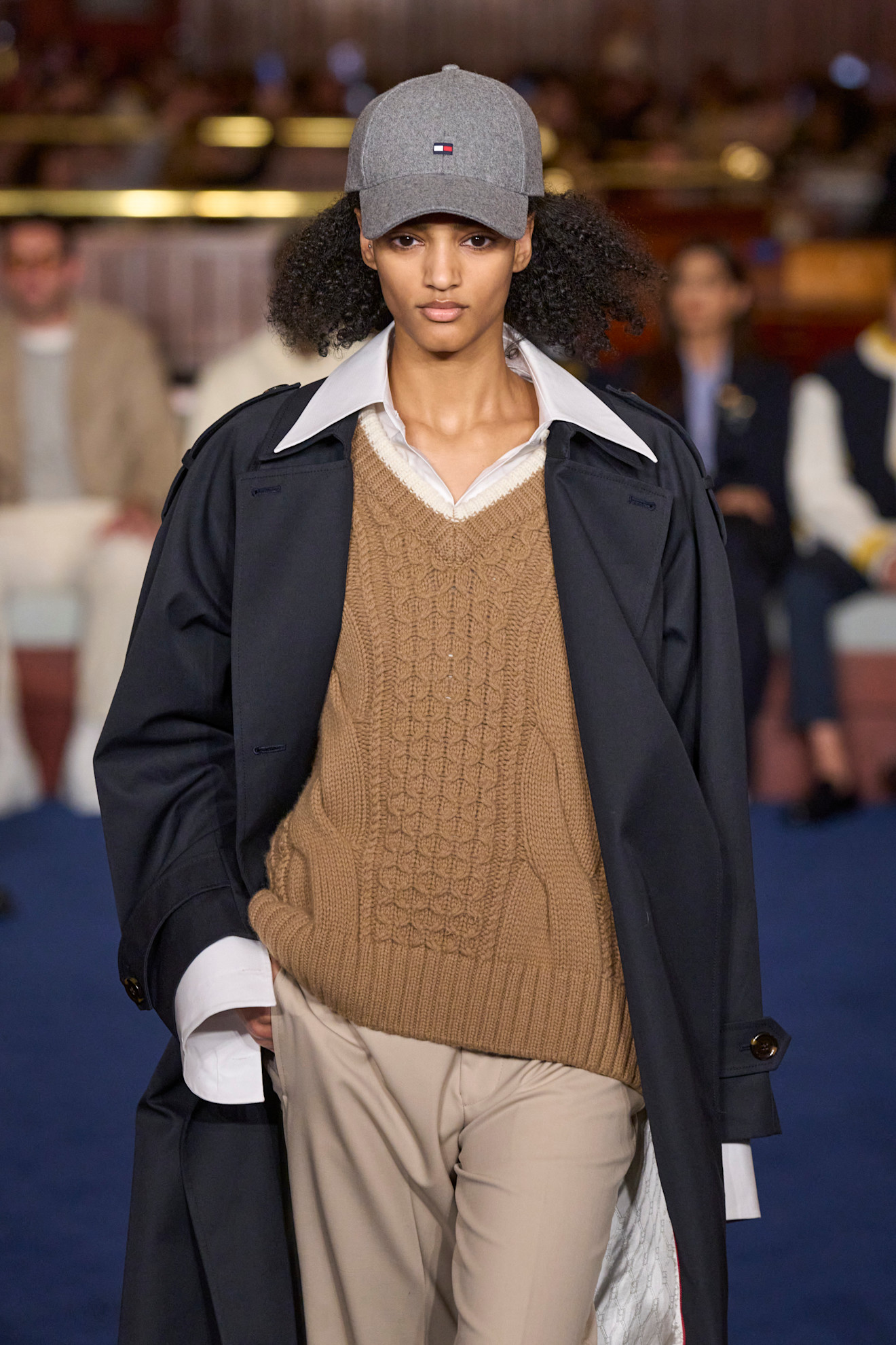 إطلالة متعددة الطبقات من Tommy Hilfiger