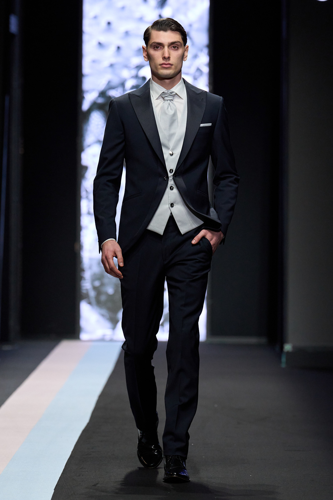 إطلالة مخصصة للعريس بين عروض Sicily Runway