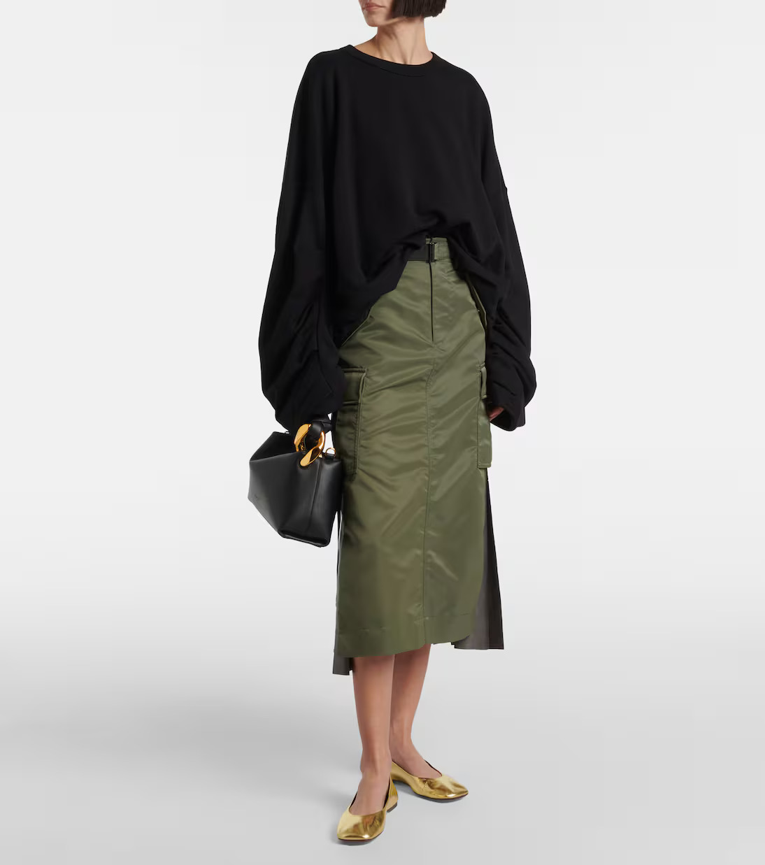 إطلالة مستوحاة من الثمانينات بطابع عصري من Sacai