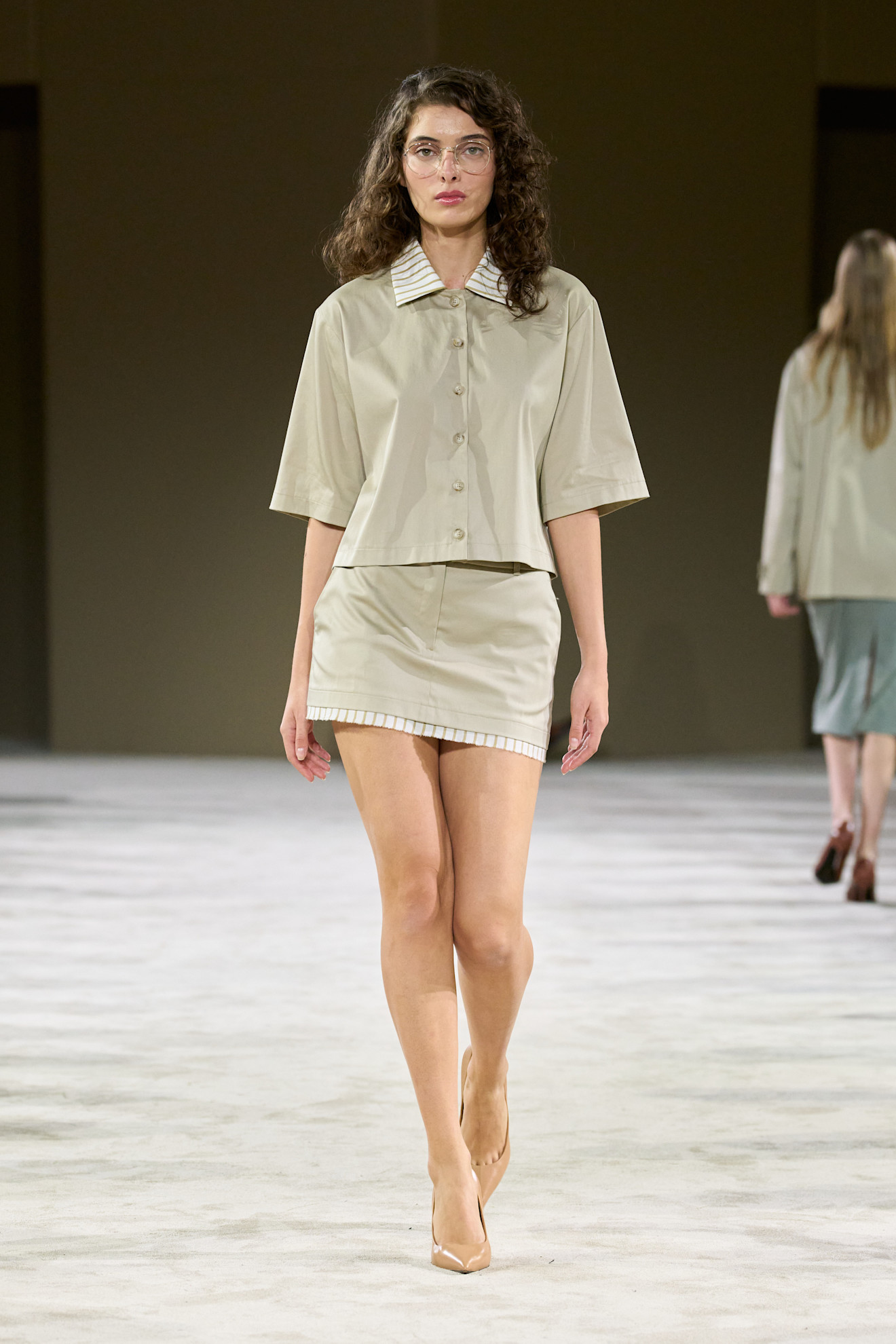 إطلالة مستوحاة من القدم من Medeea