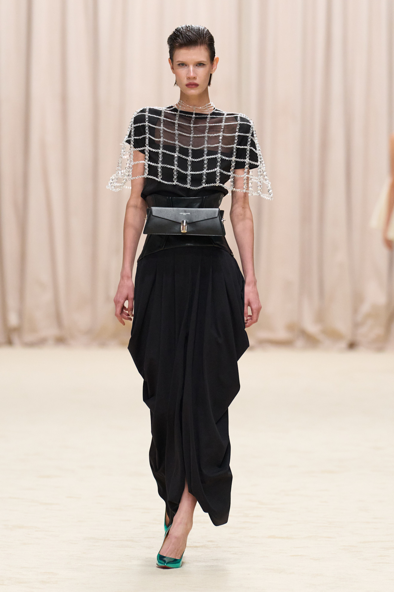 إطلالة مع حذاء معدني باللون الأزرق من ‏Weinsanto