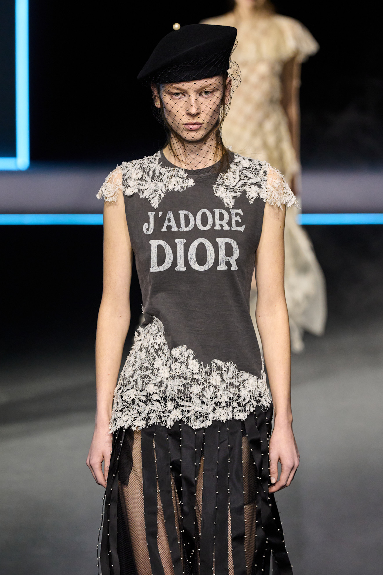 إطلالة مع قبعة بيريه من Dior