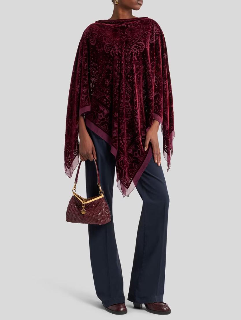 إطلالة مع كيب من Etro