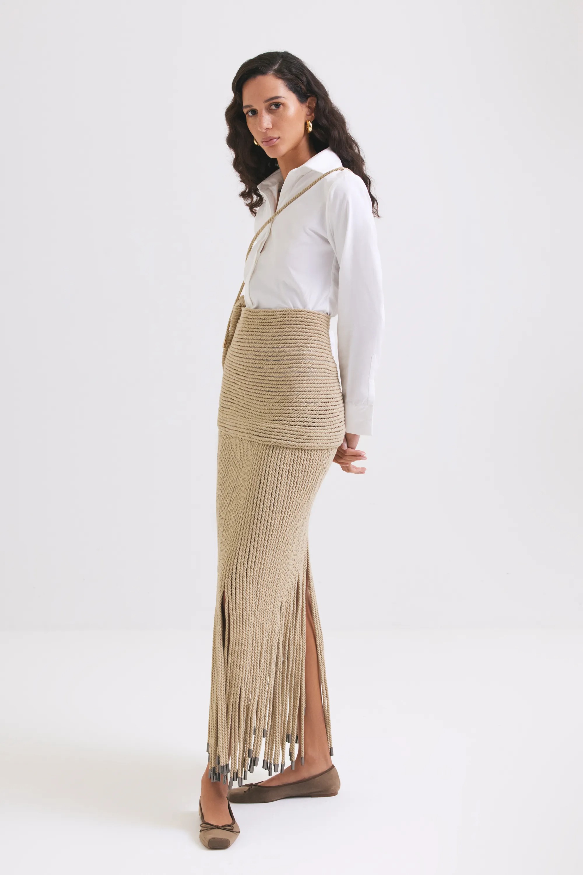 إطلالة مميزة بربطات مثل الحبل من Nora AlShaikh