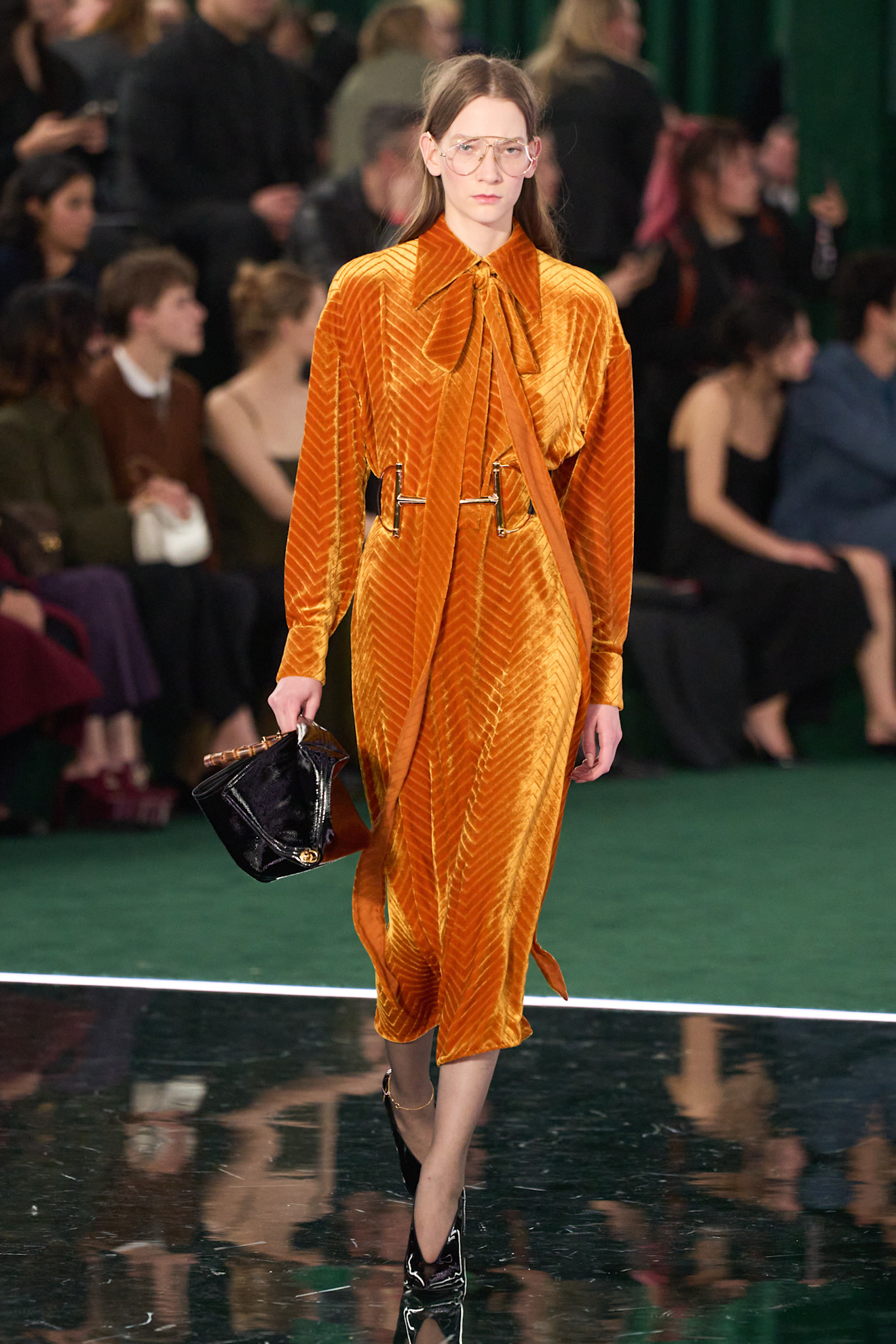 إطلالة من المخمل البرتقالي من Gucci