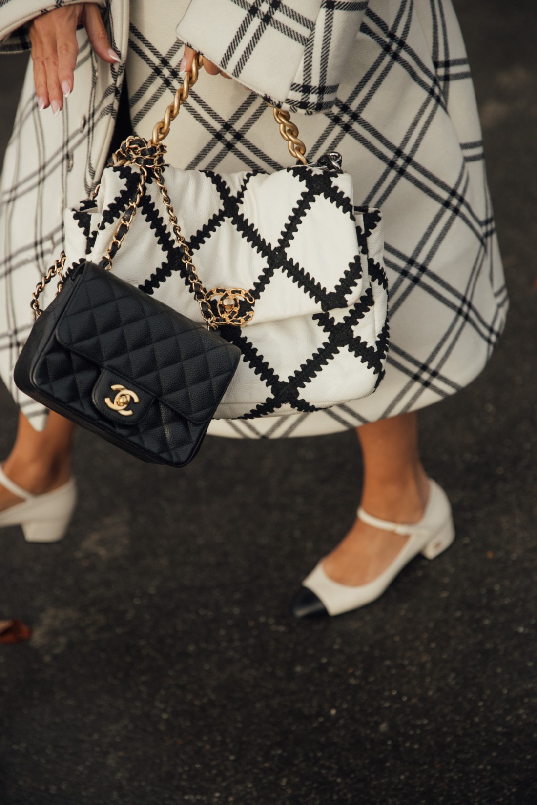 إطلالة من شوارع باريس بكعب قصير من Chanel