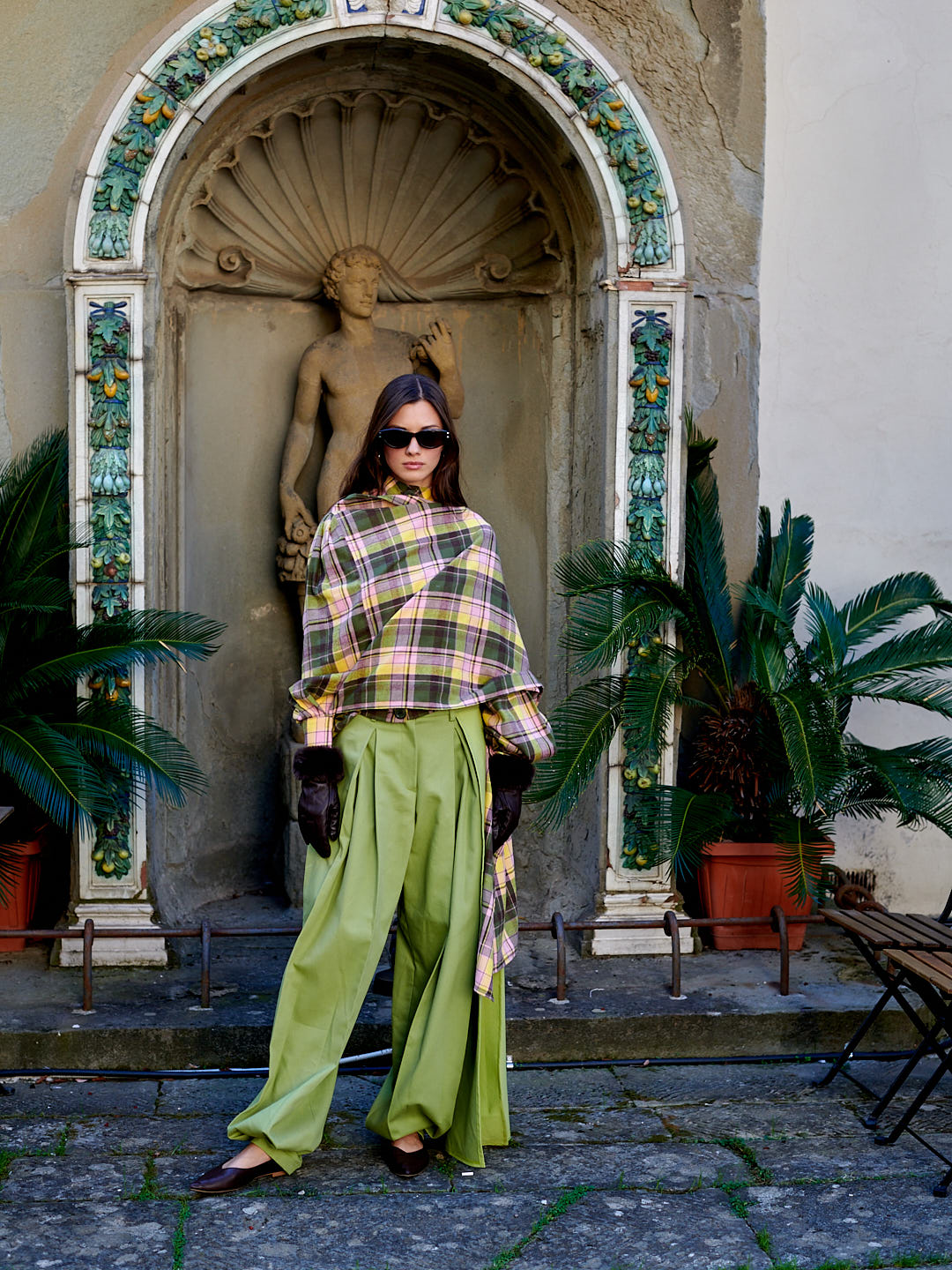 إطلالة من مجموعة “Firenze” بتوازن بين القوة والنعومة