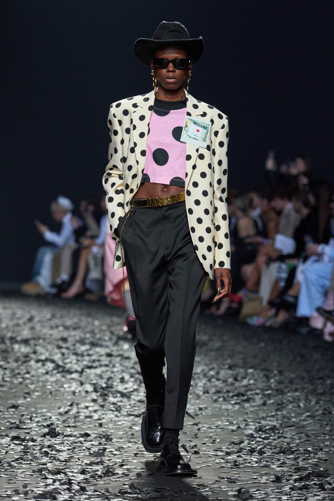 إطلالة من مجموعة Moschino خريف شتاء 2025