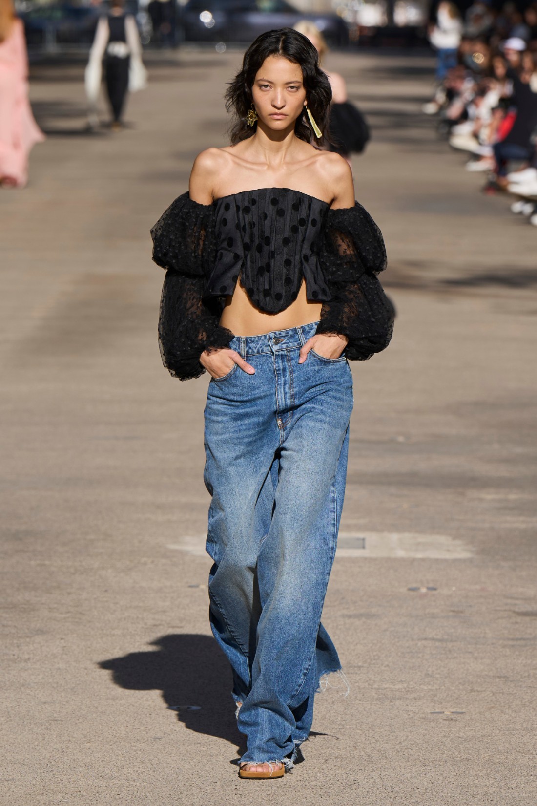 إطلالة من مجموعة Stella Mccartney ربيع صيف 2024