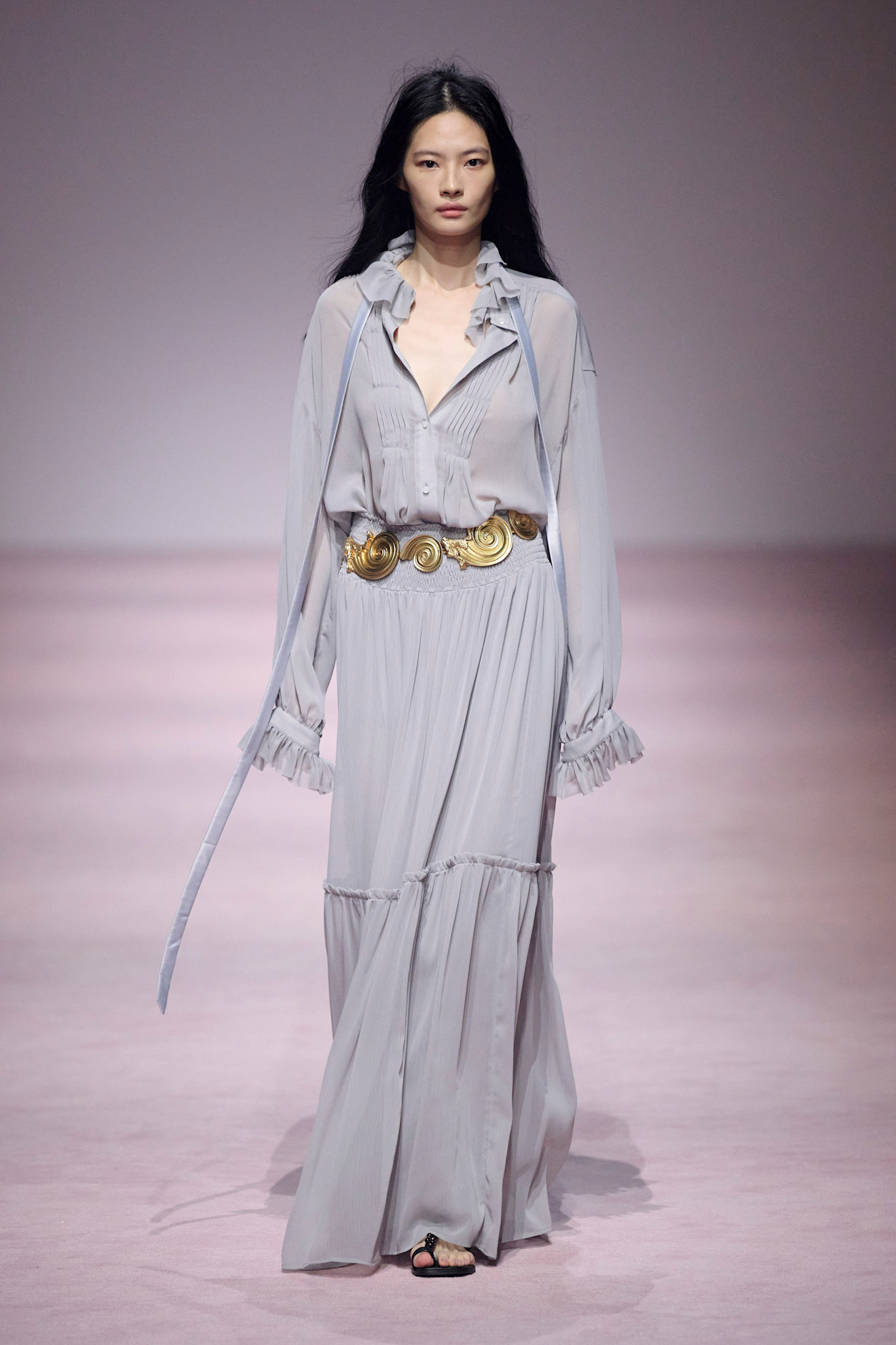 إطلالة مناسبة لرمضان مع حزام باللون الذهبي من ‏Xu Zhi