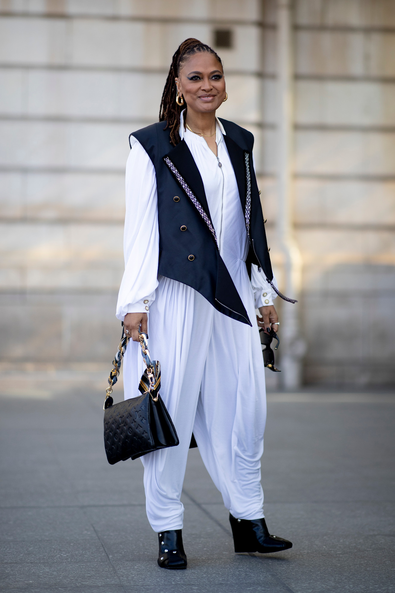 إطلالة مناسبة للعمل من شوارع باريس