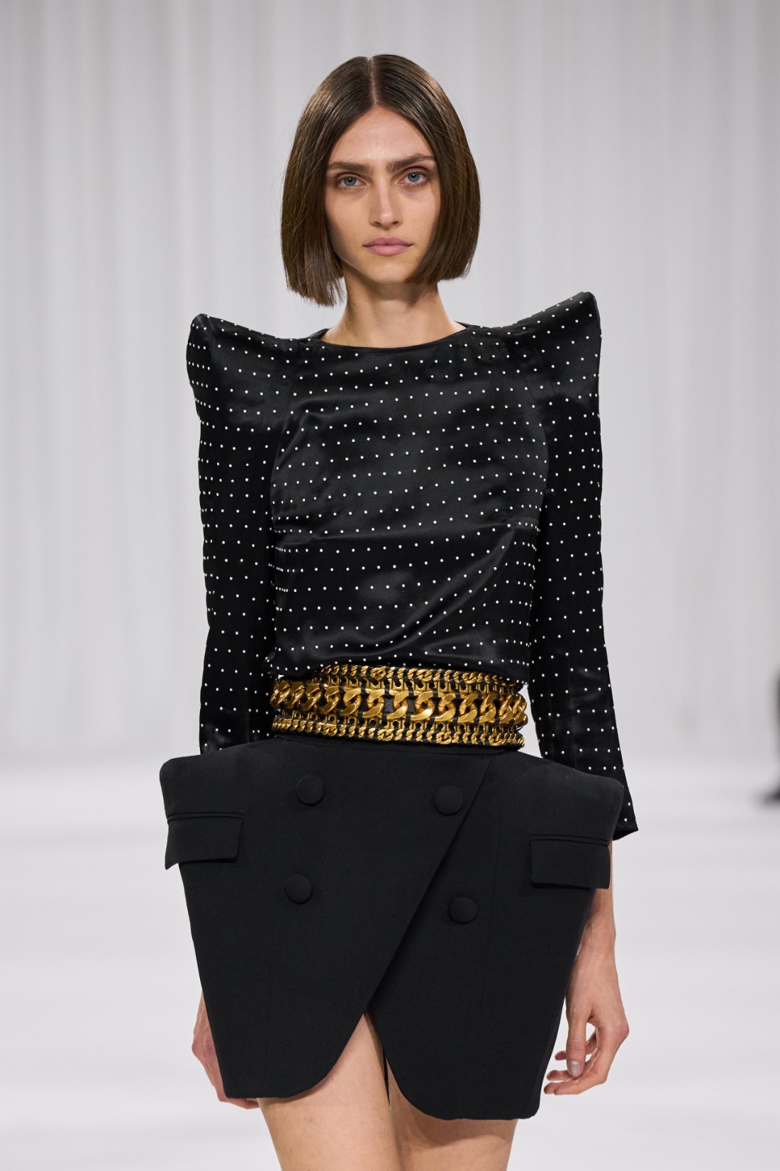 إطلالة منقطة من مجموعة Balmain ربيع صيف 2025