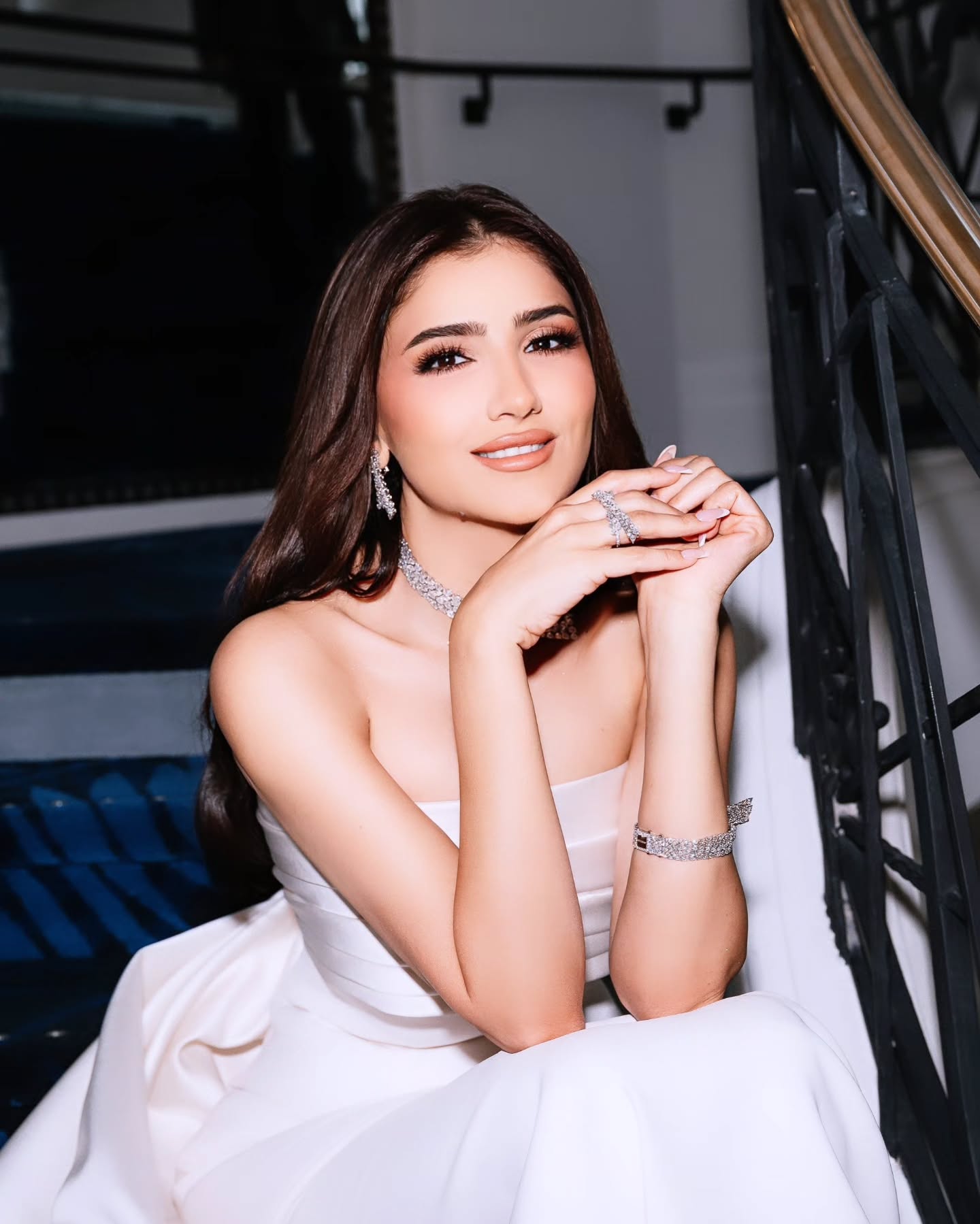 إطلالة مي عمر بمكياج مشمسي ناعم