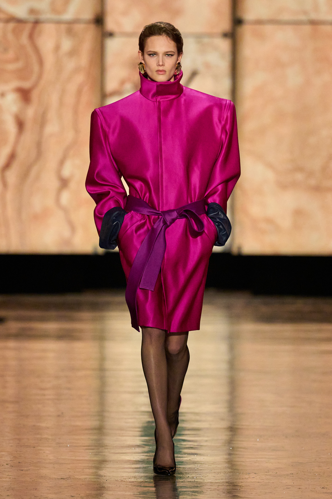 إطلالة نابضة باللون الفوشي من Saint Laurent