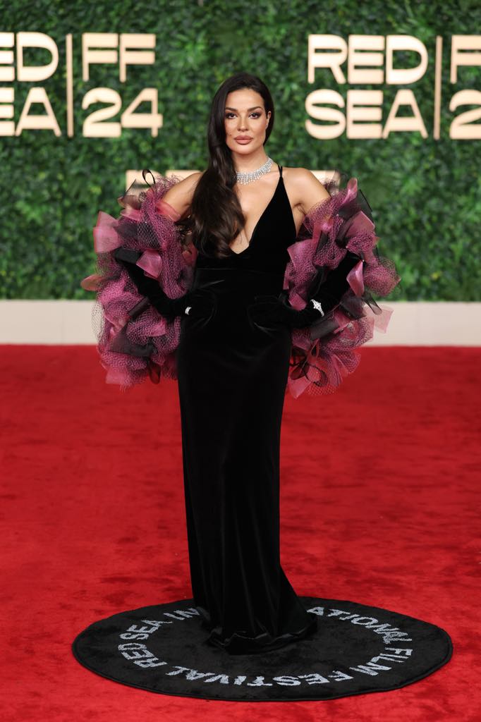 إطلالة نادين نسيب نجيم بالفستان الأسود المزين بالكاب البنفسجي