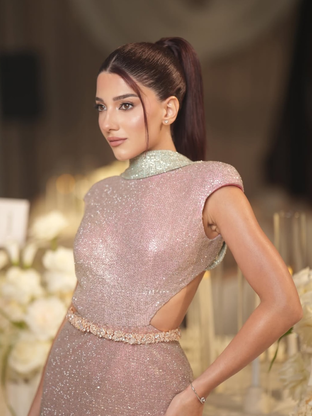 إطلالة نارين تميزت بحزام صمم كقطعة معدنية من الذهب المرصع بورود ملونة