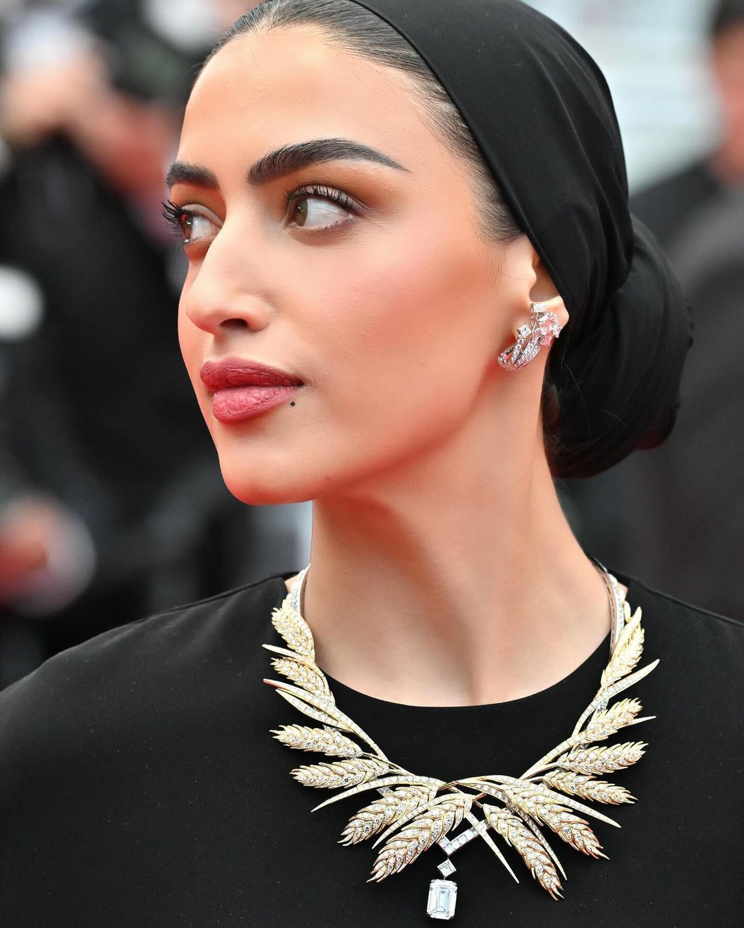 إطلالة ناعمة لـ يارا النملة في مهرجان كان السينمائي 2024