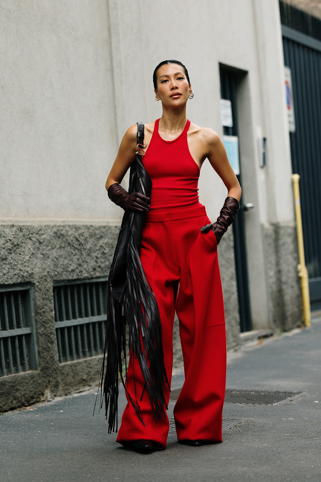 إطلالة نجمع بين الكلاسيكية والعصرية من شوارع ميلان