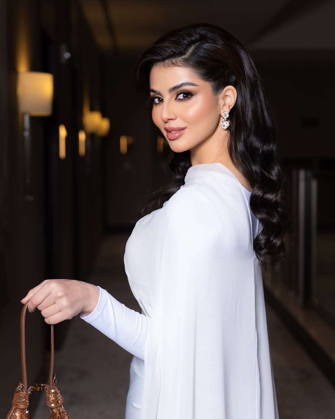 إطلالة نيرمين محسن ببشرة مصقولة ومكياج ترابي