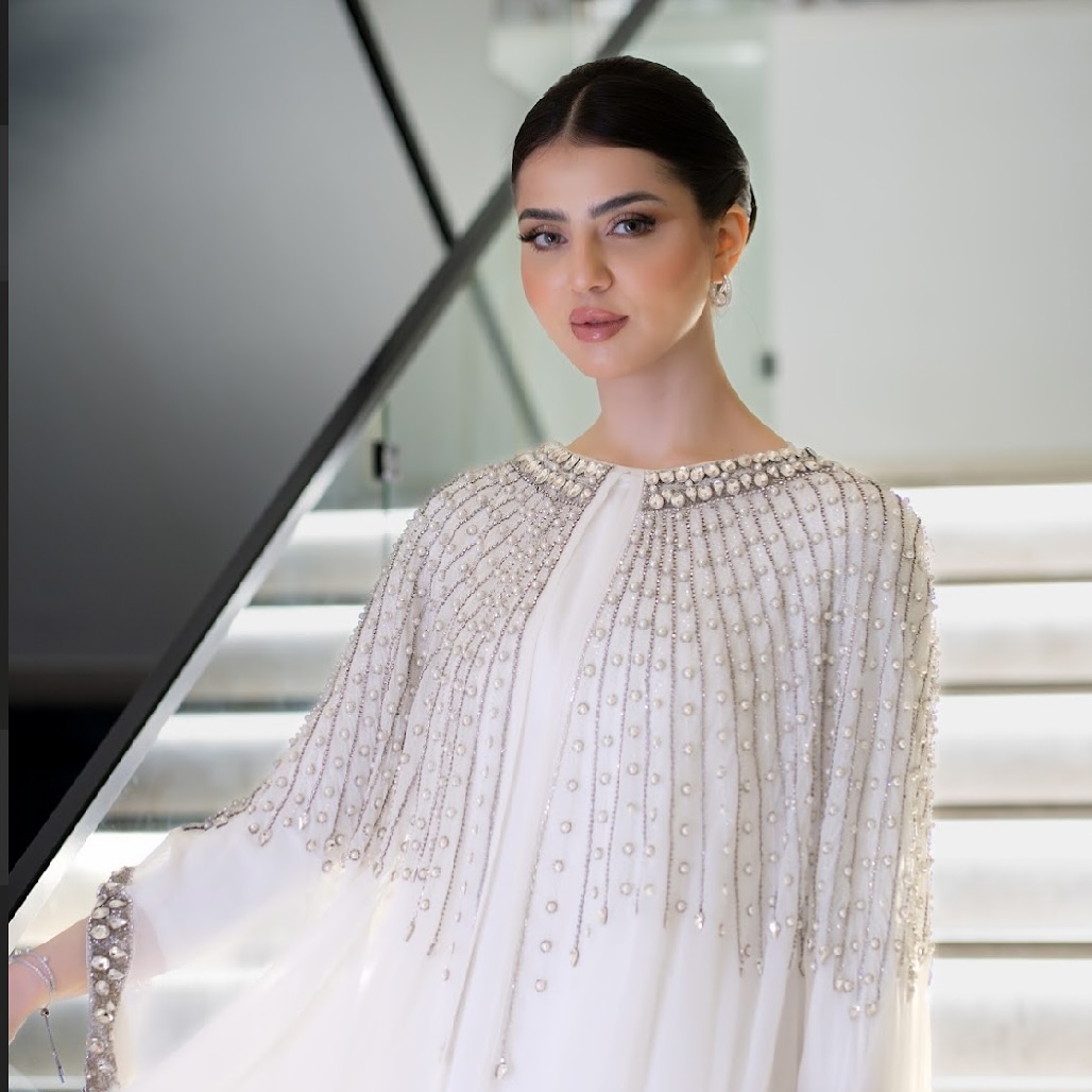 إطلالة نيرمين محسن بمكياج برونزي