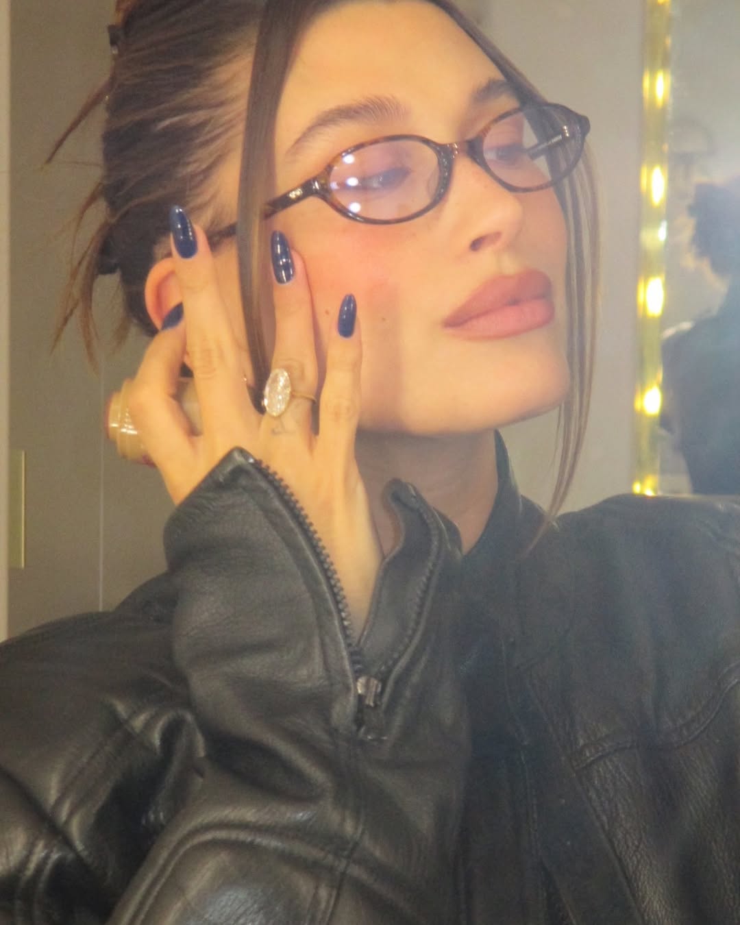 أظافر كحلية ولماعة