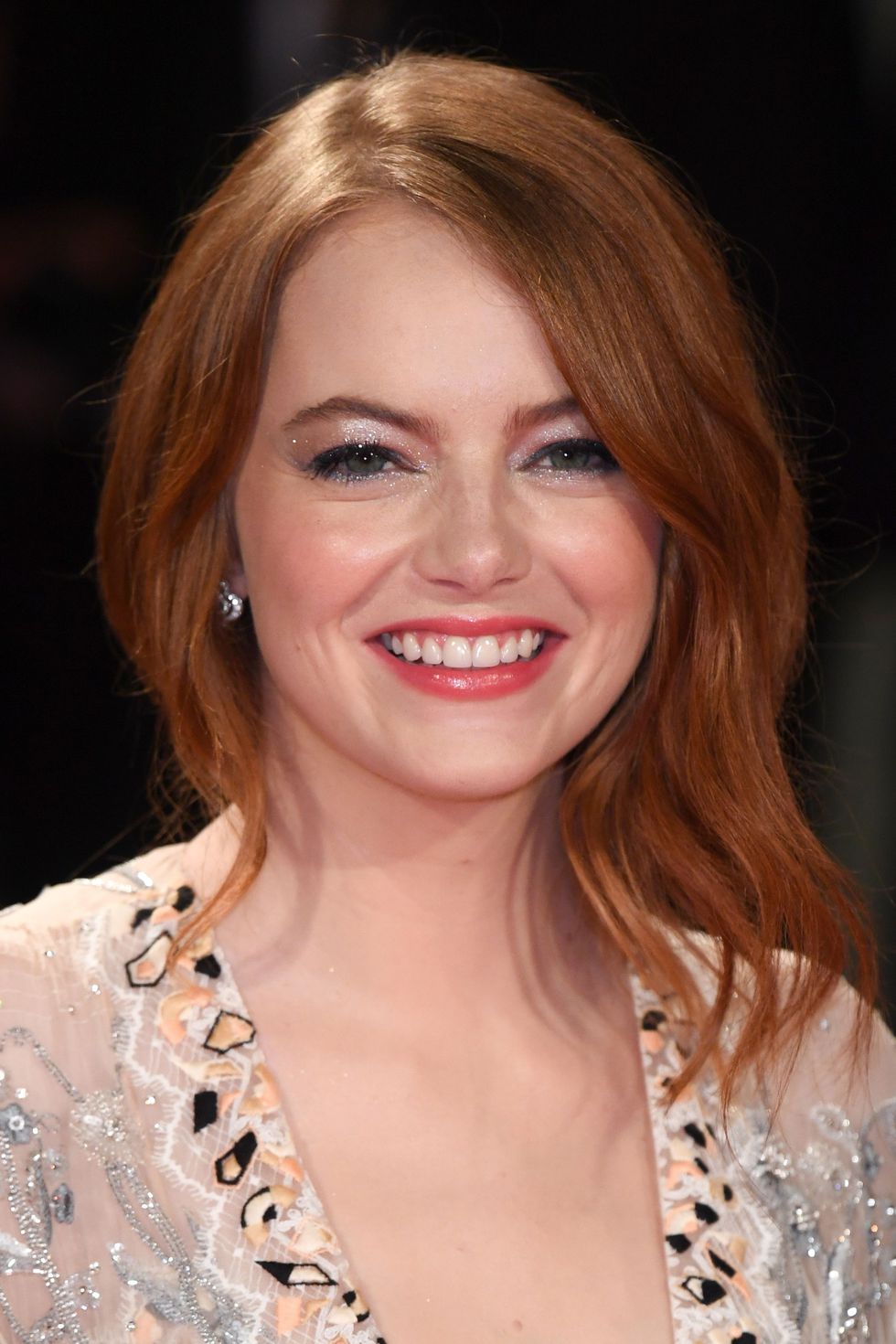 إطلالة Emma Stone ساحرة بمكياج ناعم وبراق