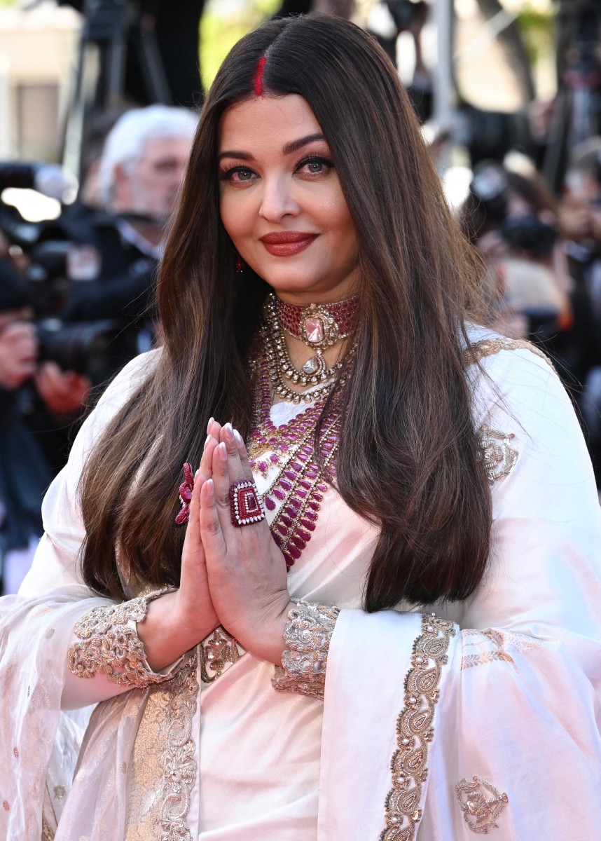إطلالة Aishwarya Rai برسمات الخطوط السوداء مع الخطوط الحمراء العريضة على الشعر