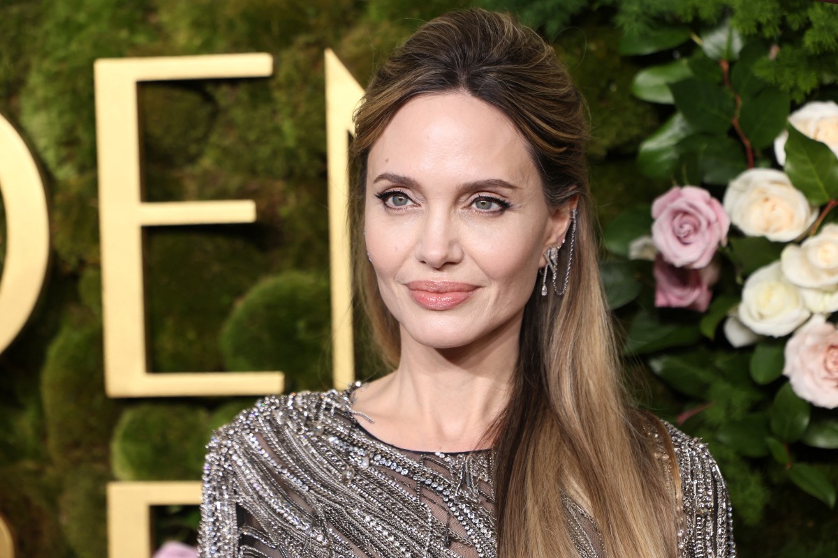 إطلالة Angelina Jolie بظلال بيج مشرقة