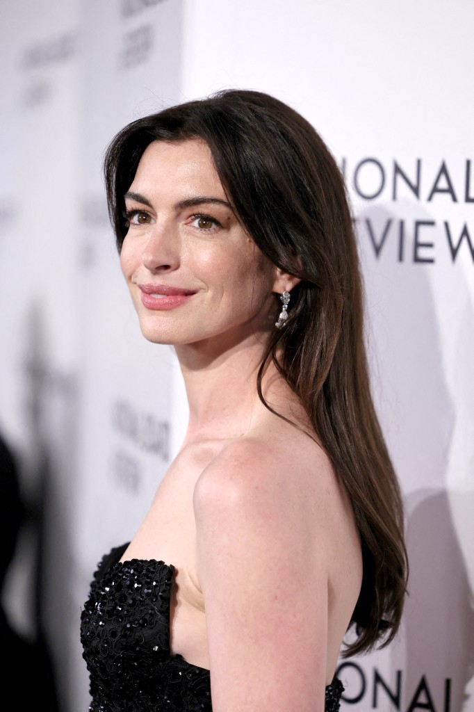 إطلالة Anne Hathaway برسمات المكياج الخفيف