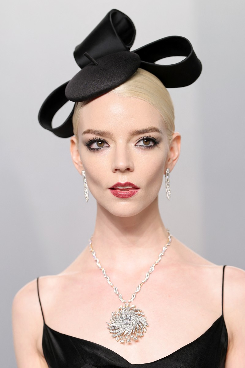 إطلالة Anya Taylor-Joy برسمات الظلال البنية