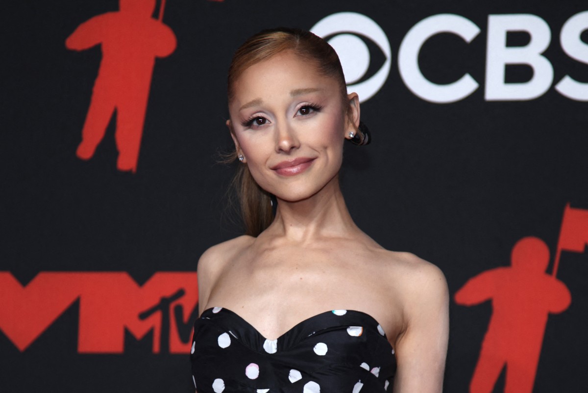 إطلالة Ariana Grande بالمكياج الزهري الفاتح