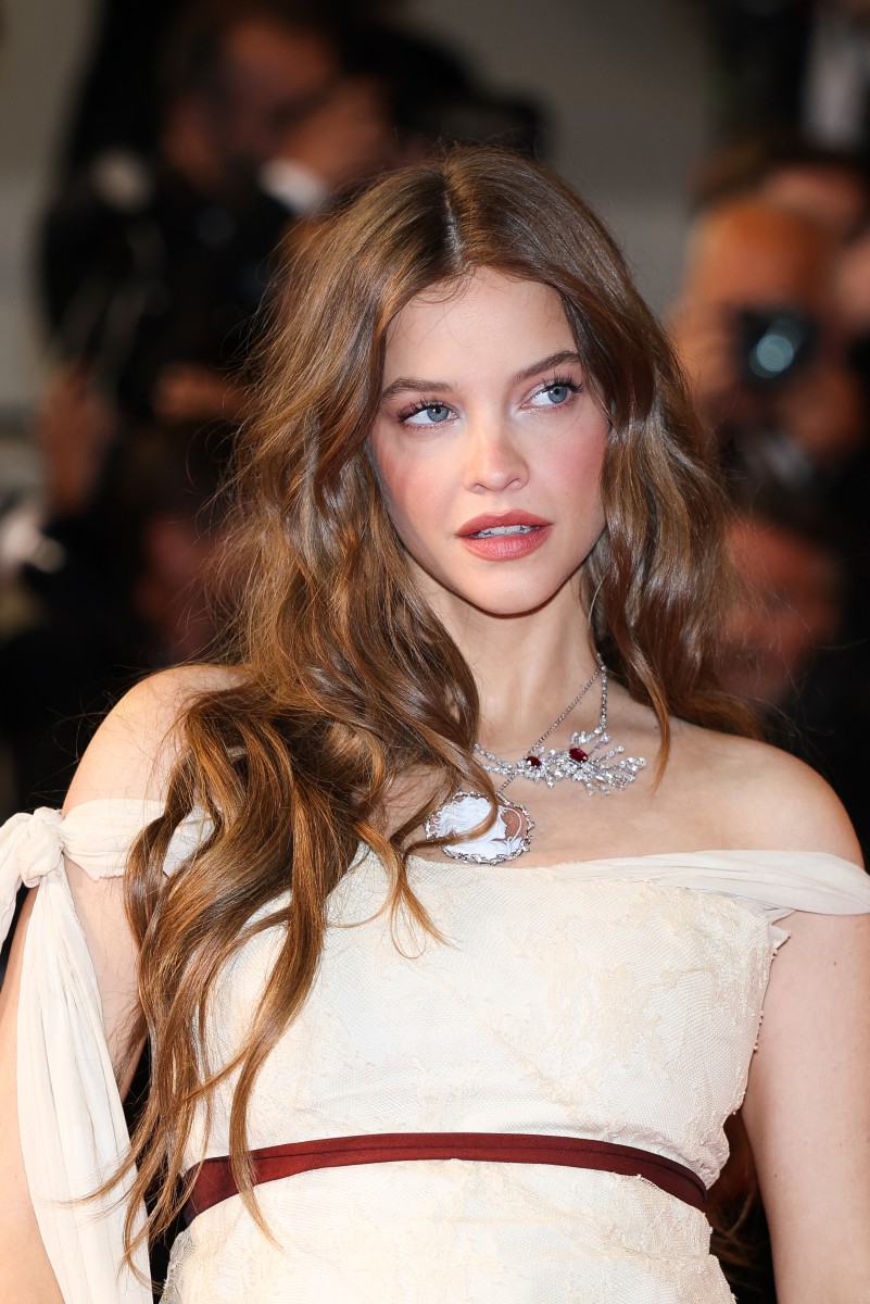 إطلالة Barbara Palvin بأحمر الشفاه المرجاني