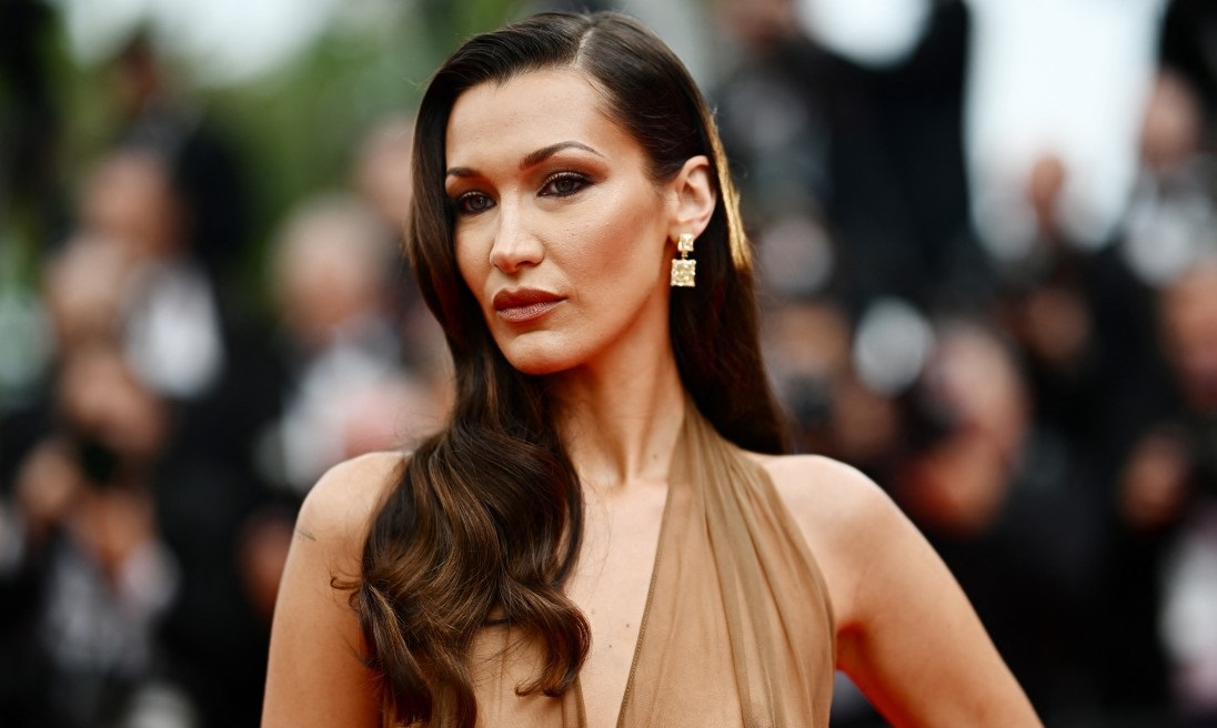 إطلالة Bella Hadid بتسريحات الشعر الويفي
