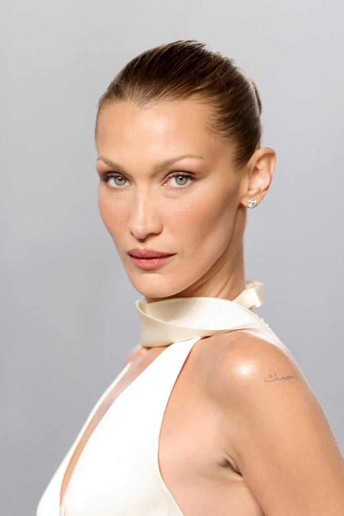 إطلالة Bella Hadid بمكياج مشمشي ساحر